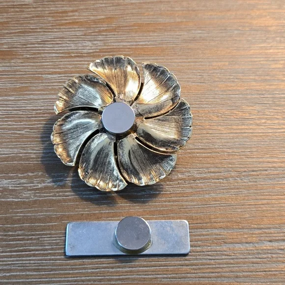 Goldtone Flower Brooch - Picture 3 of 5
